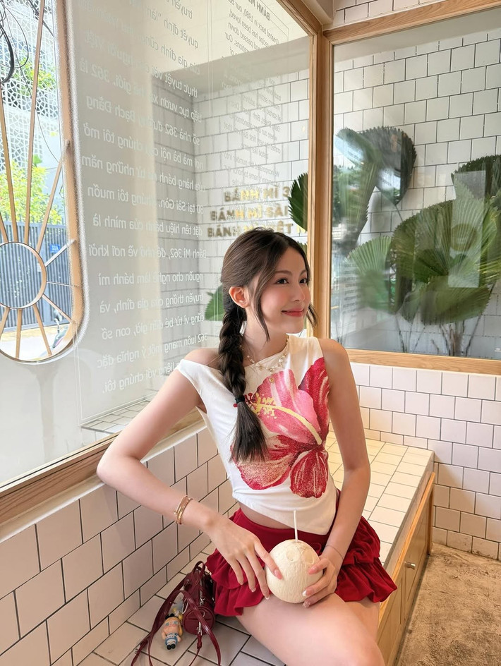 Trong những bức ảnh mới đây được chia sẻ, Tăng Mỹ Hàn thể hiện gu thời trang tinh tế và phù hợp với không khí mùa hè. Cô nàng lựa chọn chiếc áo croptop màu trắng, được tô điểm bằng họa tiết dâm bụt lớn in nổi bật ở phía trước, giúp tôn lên vòng eo thon gọn đáng mơ ước.