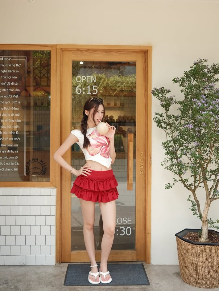 Từ những khoảnh khắc ngồi nhâm nhi nước dừa tươi mát đến khi tạo dáng khoe trọn outfit, Tăng Mỹ Hàn đều toát lên sự tươi mới và tràn đầy năng lượng tích cực.