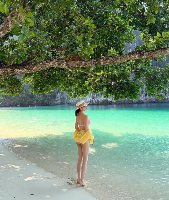 Trên trang cá nhân, cô nàng thường xuyên chia sẻ hình ảnh những chuyến du lịch đến nhiều địa điểm khác nhau.