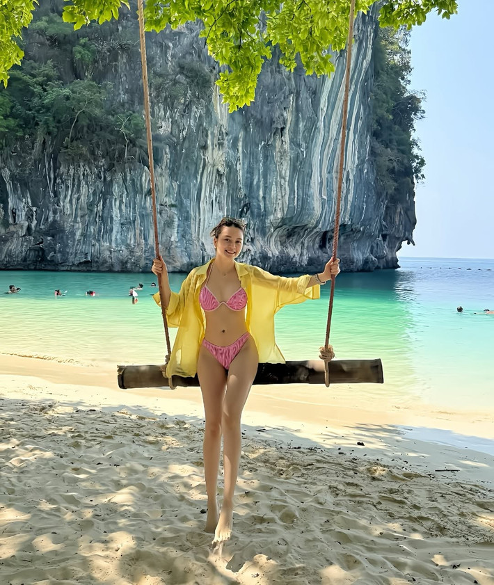 Để giữ được thân hình này, nữ ca sĩ có chế độ ăn uống khoa học và thói quen tập gym, yoga, bơi lội để giữ gìn sức khỏe và sắc vóc.
