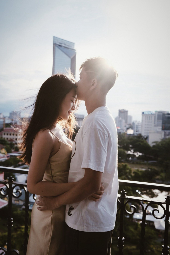 Kể từ khi có con, Phan Văn Đức ngày càng cưng chiều vợ, hết mực vun vén gia đình nhỏ. Trên mạng xã hội, nàng WAGs xinh đẹp không giấu khỏi sự hạnh phúc khi đăng tải những khoảnh khắc chồng chơi đùa cùng con, phụ giúp vợ việc nhà hay chăm chút tổ ấm nhỏ.