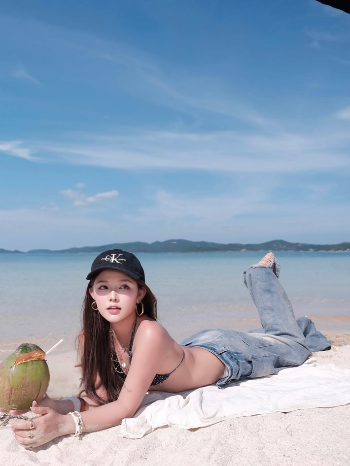 Vẫn là vẻ đẹp ngọt ngào vốn có, nhưng Thỏ đã khéo léo biến hóa với phong cách thời trang biển độc đáo, khẳng định sức sáng tạo và cá tính riêng biệt, tạo nên những khoảnh khắc đáng nhớ dưới nắng vàng, cát trắng.