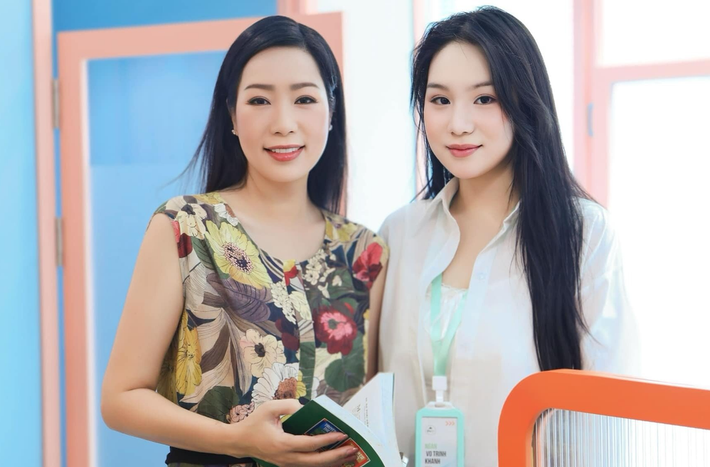 Mới đây trên trang cá nhân, Trịnh Kim Chi vừa đăng tải loạt ảnh chúc mừng sinh nhật hai cô con gái. Xuất hiện trong những bức hình được mẹ đăng tải, Khánh Ngân - con gái đầu của Kim Chi khiến nhiều người phải xuýt xoa với nhan sắc xinh đẹp nổi bật.