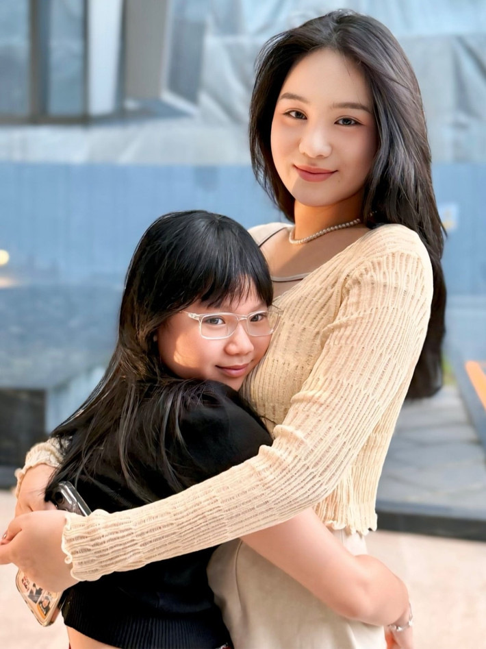 Có mẹ là Á hậu, diễn viên nổi tiếng, thế nhưng Khánh Ngân cũng ít xuất hiện tại các sự kiện giải trí vì bận học, chỉ thỉnh thoảng hỗ trợ mẹ tại các chương trình quan trọng.