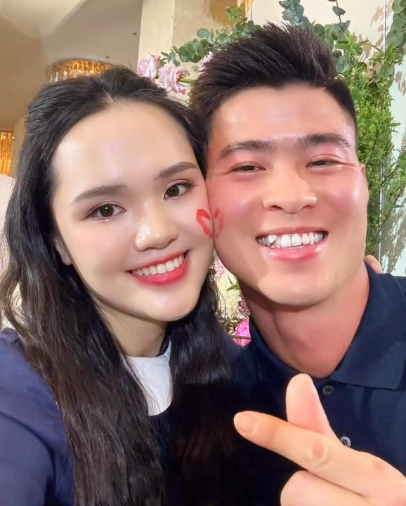 Căn nhà mặt phố của vợ chồng Duy Mạnh tại địa chỉ 121 Nguyễn Thái Học nằm ngay trên tuyến đường diễu binh, diễu hành đi qua. Vị trí "đắc địa" này giúp gia đình và người dân có thể theo dõi buổi tổng duyệt một cách thuận lợi. (Ảnh: FB Nguyễn Quỳnh Anh)