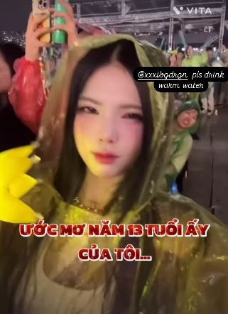 Bất chấp thời tiết mưa gió và phải mặc áo mưa, Mai Dora vẫn giữ được "giao diện" cực "cháy", chứng tỏ đẳng cấp nhan sắc và thần thái không thể bị dập tắt.