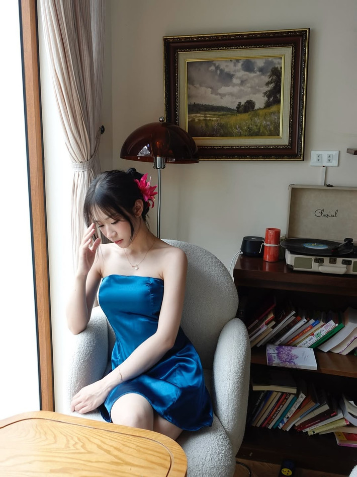 Tông xanh ngọc thanh lịch kết hợp với kiểu váy quây tối giản khiến tổng thể vừa dịu dàng vừa sang trọng, đồng thời tôn lên làn da trắng sứ của cô nàng.