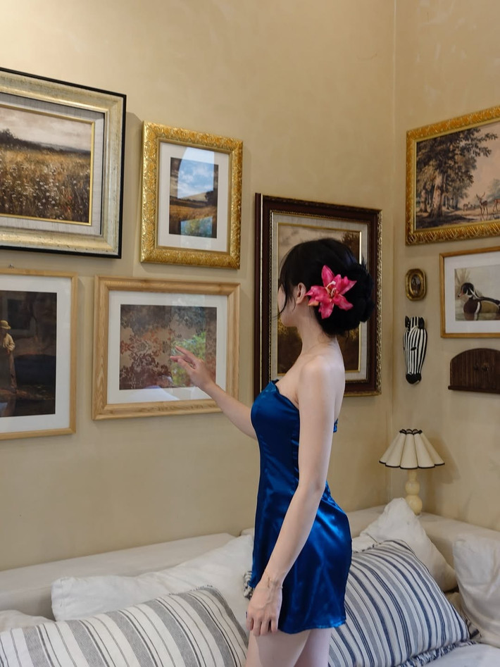 Mỗi lần xuất hiện, Lan Anh đều khiến fan “mê mệt” không chỉ bởi nhan sắc mà còn nhờ khả năng biến hóa linh hoạt trong từng outfit. Dù là váy lụa, trang phục vintage hay phong cách tối giản thường ngày, cô nàng luôn giữ được “chất riêng” khiến ai cũng phải ngoái nhìn.