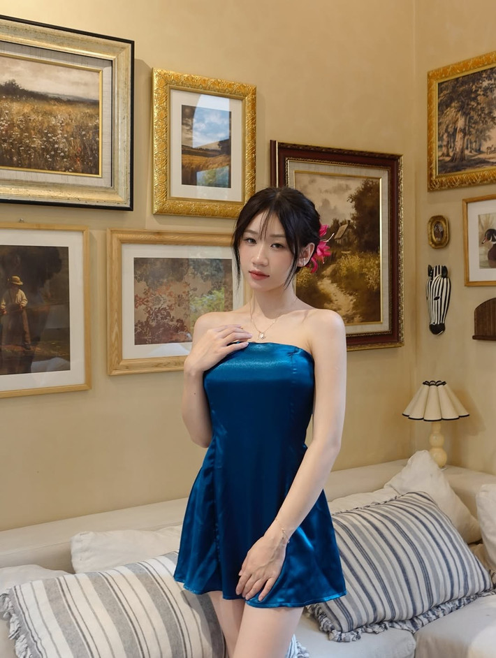 Chất liệu lụa bóng mềm mại, nhẹ nhàng ôm lấy vóc dáng mảnh mai, giúp tôn trọn đường cong quyến rũ mà không hề phản cảm.