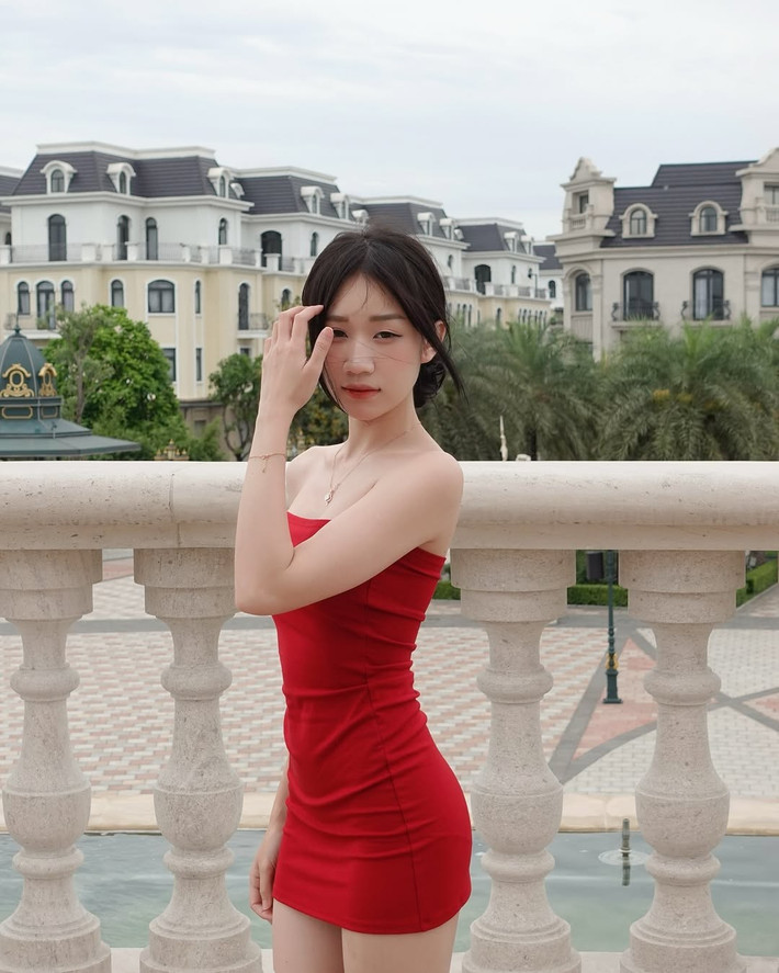 Trên các trang mạng xã hội, Lan Anh theo đuổi phong cách trưởng thành và quyến rũ, thường xuyên thả dáng trong những bộ thiết kế cắt xẻ, khoe trọn vẹn vóc dáng mảnh mai và làn da trắng mịn .