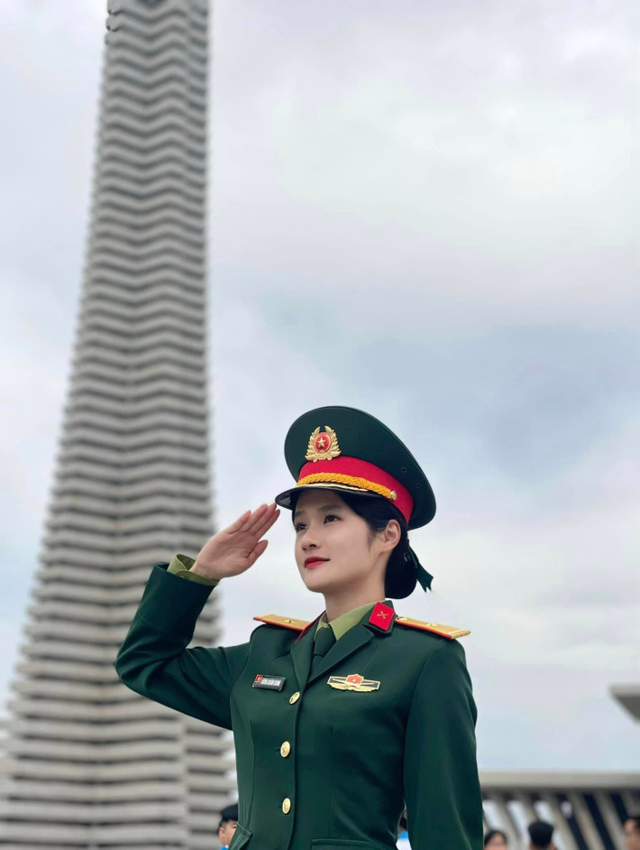 Trước đó, Khánh Chinh cũng cũng từng tham gia diễu binh, diễu hành mừng kỉ niệm 50 giải phóng miền Nam, thống nhất đất nước (30/4/1975 - 30/4/2025). (Ảnh: FBNV)