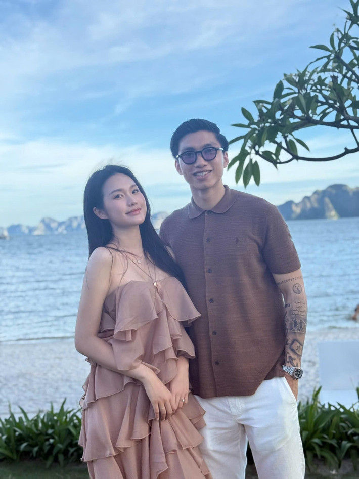 Cặp đôi thường xuyên xuất hiện bên nhau trong các chuyến nghỉ dưỡng, dự sự kiện hoặc đơn giản là những khoảnh khắc đời thường ngọt ngào nhưng đủ "gây bão".