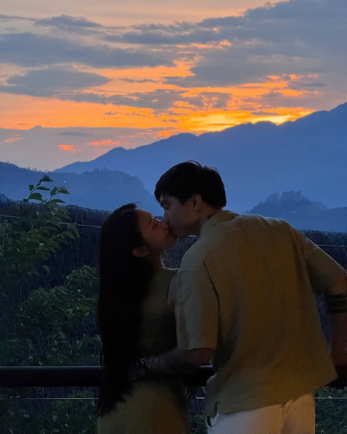 Mặc dù trong bối cảnh hoàng hôn khiến ảnh gặp tình trạng "thiếu sáng", thế nhưng Doãn Hải My vẫn chiếm spotlight với thân hình chữ S nuột nà cùng nhan sắc xinh đẹp.