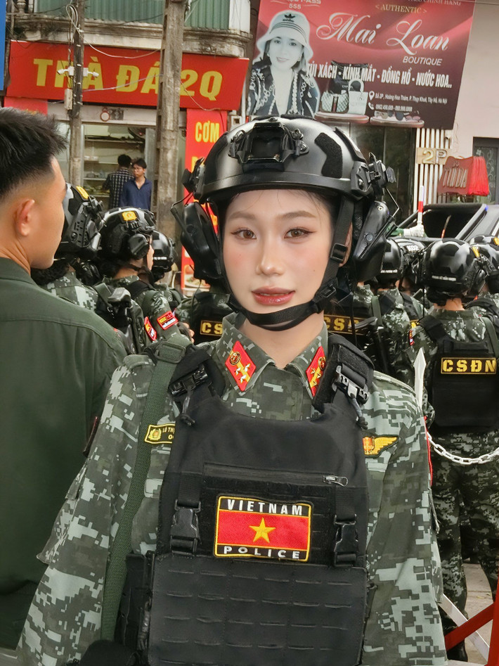 Trong đội hình khối nữ chiến sĩ Cảnh sát đặc nhiệm tham gia diễu binh chào mừng 80 năm Cách mạng Tháng Tám và Quốc khánh 2/9, chiến sĩ Lò Thị Phương Thảo gây ấn tượng với vẻ đẹp nghiêm nghị, sắc sảo. (Ảnh: FBNV)