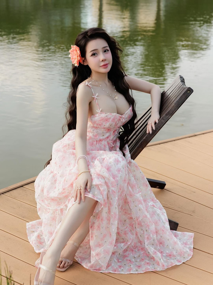 Cô nhanh chóng trở thành tâm điểm của nhiều cuộc tranh cãi, gắn liền với những thị phi về phát ngôn và trang phục. Dù nhận về không ít "gạch đá", Ngân 98 vẫn duy trì được sức hút và lượng người theo dõi lớn, đặc biệt là khi cô chuyển hướng sang sự nghiệp DJ.