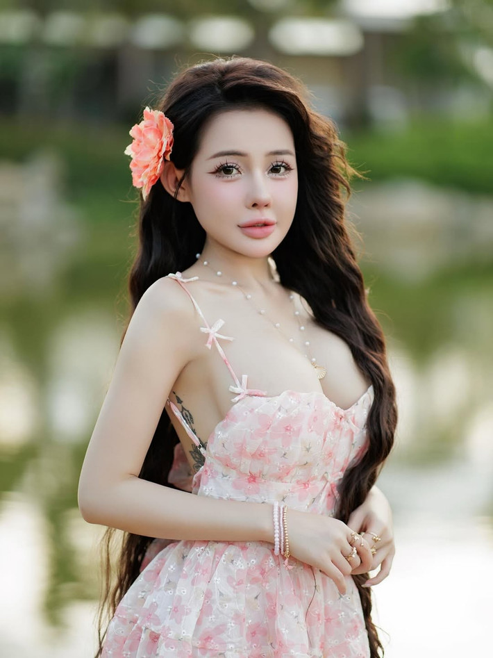 Chiếc váy với phần cúp ngực trễ giúp tôn lên lợi thế hình thể "tràn màn hình" của cô.
