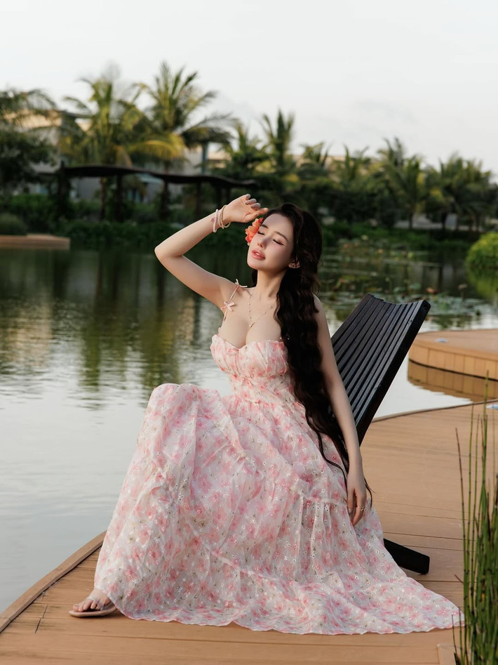Phong cách thời trang của Ngân 98 từ trước đến nay luôn gắn liền với sự gợi cảm, khoe triệt để hình thể.