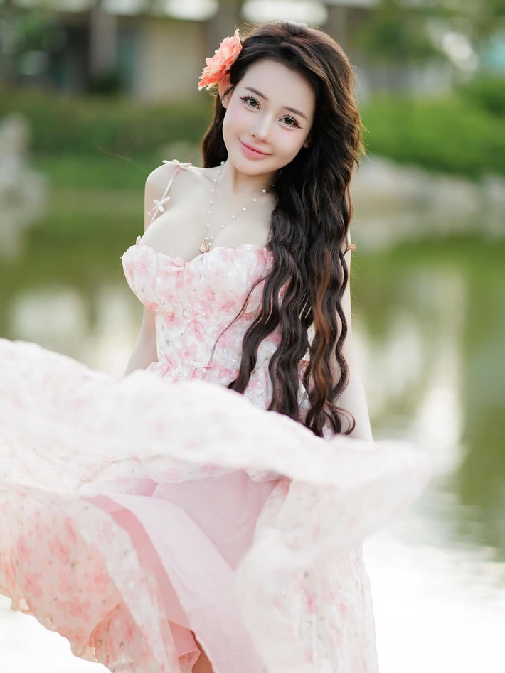 Ở phần bình luận, cô nàng nhận về nhiều ý kiến trái chiều, nhiều người bày tỏ hình ảnh bánh bèo này khá hợp với nữ DJ, bên cạnh có cũng có những ý kiến chỉ trích vì phong cách ăn mặc có phần quá táo bạo.