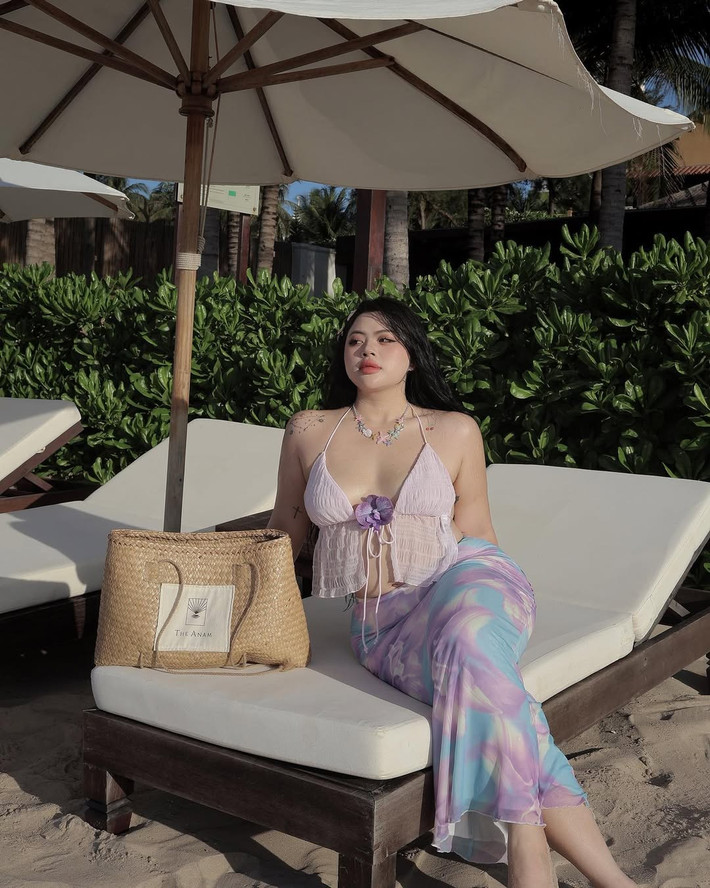 Phụ kiện kẹp tóc hình vỏ sò, sao biển, và vòng cổ đầy màu sắc khiến tổng thể càng thêm ngọt ngào và mang hơi hướng cổ tích. Đây là một lựa chọn táo bạo nhưng đầy tinh tế, tôn lên làn da trắng và nét đẹp rất riêng của cô.