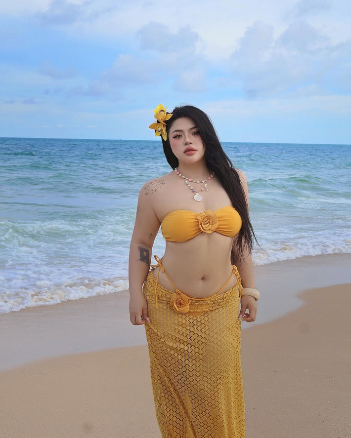 Không ngừng làm mới hình ảnh bản thân qua những chuyến vi vu đầy cảm hứng, trong một lần khác, Hữu Vi lựa chọn thiết kế bikini với sắc vàng nổi bật.