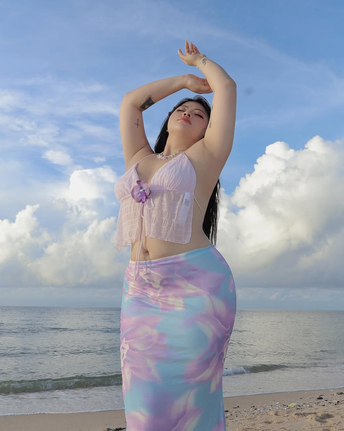 Trong bộ ảnh, Cố Hữu Vi diện chiếc áo hai dây dáng yếm kết hợp cùng chân váy loe ôm body với hoạ tiết pastel loang màu nhẹ nhàng.