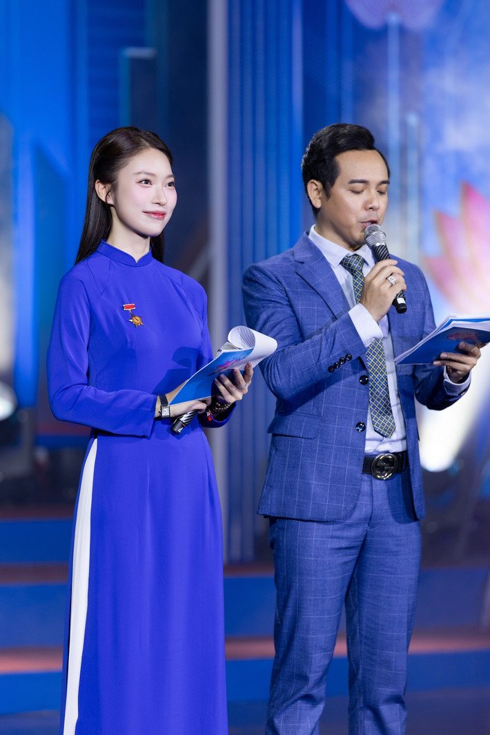 Trước đó, nữ MC xứ Nghệ cũng tham dự lễ tuyên dương “Thanh niên tiên tiến làm theo lời Bác” với vai trò người dẫn chương trình.
