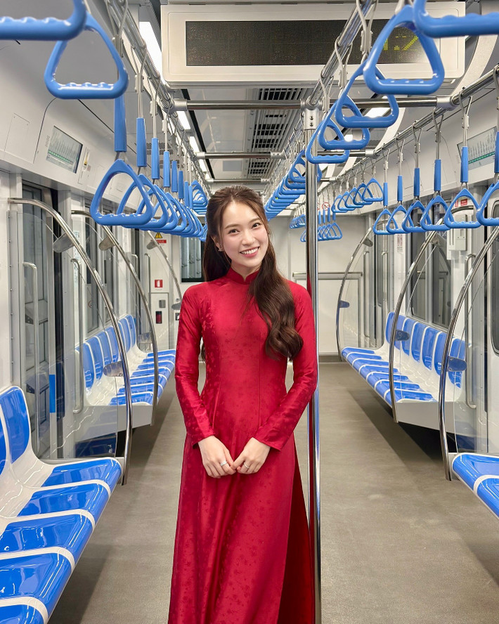 Khánh Vy là cái tên quen thuộc với khán giả trẻ Việt Nam, đặc biệt là những ai yêu thích học ngoại ngữ. Cô từng nổi tiếng trên mạng xã hội với biệt danh "hot girl 7 thứ tiếng" và sau đó khẳng định mình trong vai trò MC của nhiều chương trình truyền hình lớn.