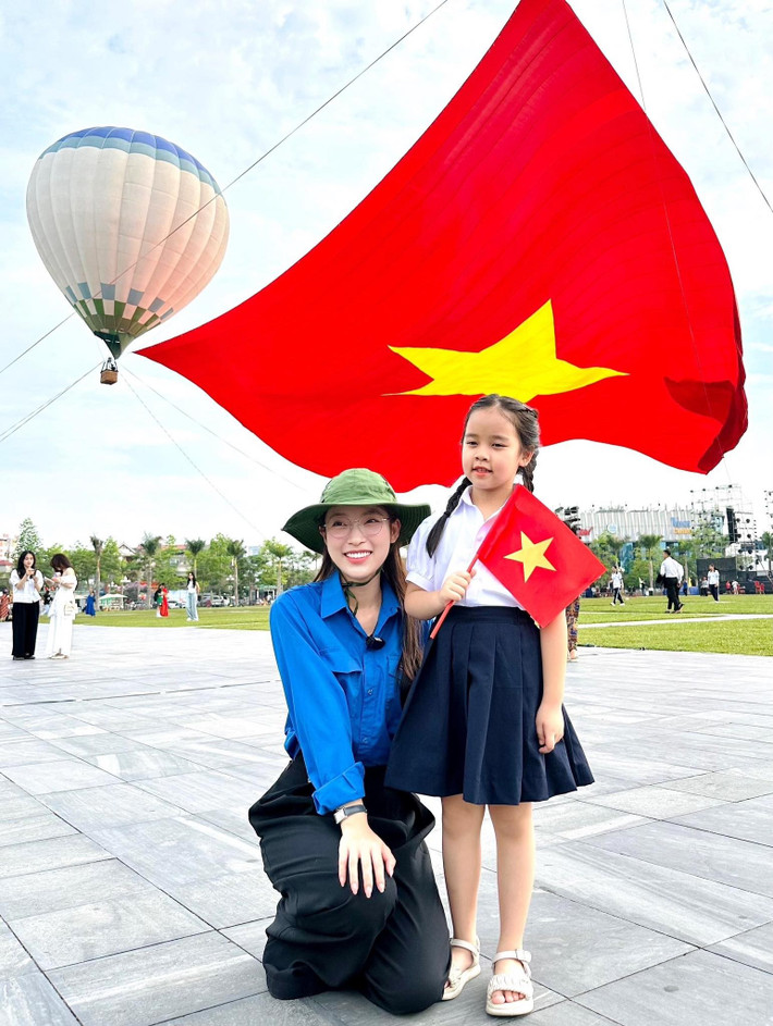 Sáng 19/5, tỉnh Nghệ An tổ chức Lễ chào cờ và bay đại kỳ Tổ quốc tại Quảng trường Hồ Chí Minh (TP. Vinh). Có mặt tại buổi lễ này, Khánh Vy xúc động chia sẻ trên trang cá nhân khoảnh khắc chụp ảnh cùng lá đại kỳ Tổ quốc rộng 2.025m2 từ từ được kéo lên cao giữa nền trời xanh biếc trong tiếng nhạc, tung bay mạnh mẽ trong gió.