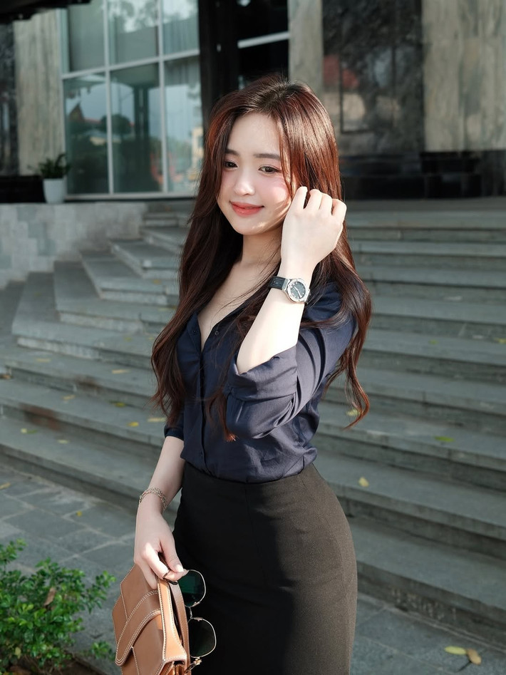 Cô nàng diện một chiếc áo sơ mi màu xanh navy phối cùng chân váy bút chì màu đen, tạo nên một tổng thể vừa chuyên nghiệp, vừa tôn lên vóc dáng mảnh mai, quyến rũ. (Ảnh: IGNV)