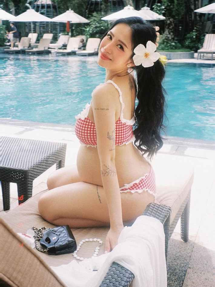 Trong loạt ảnh mới, cô nàng tự tin khoe dáng trong thiết kế bikini bên hồ bơi. Dù bụng bầu vượt mặt nhưng có thể thấy được tinh thần của ái nữ nhà Minh Nhựa vẫn vô cùng rạng ngời, tích cực.