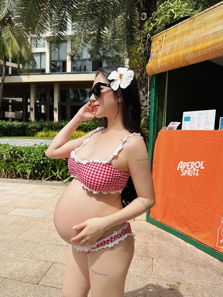 Cô thường xuyên chia sẻ những khoảnh khắc đời thường, cho thấy cô vẫn duy trì lối sống năng động và chăm sóc bản thân rất tốt trong suốt thai kỳ.