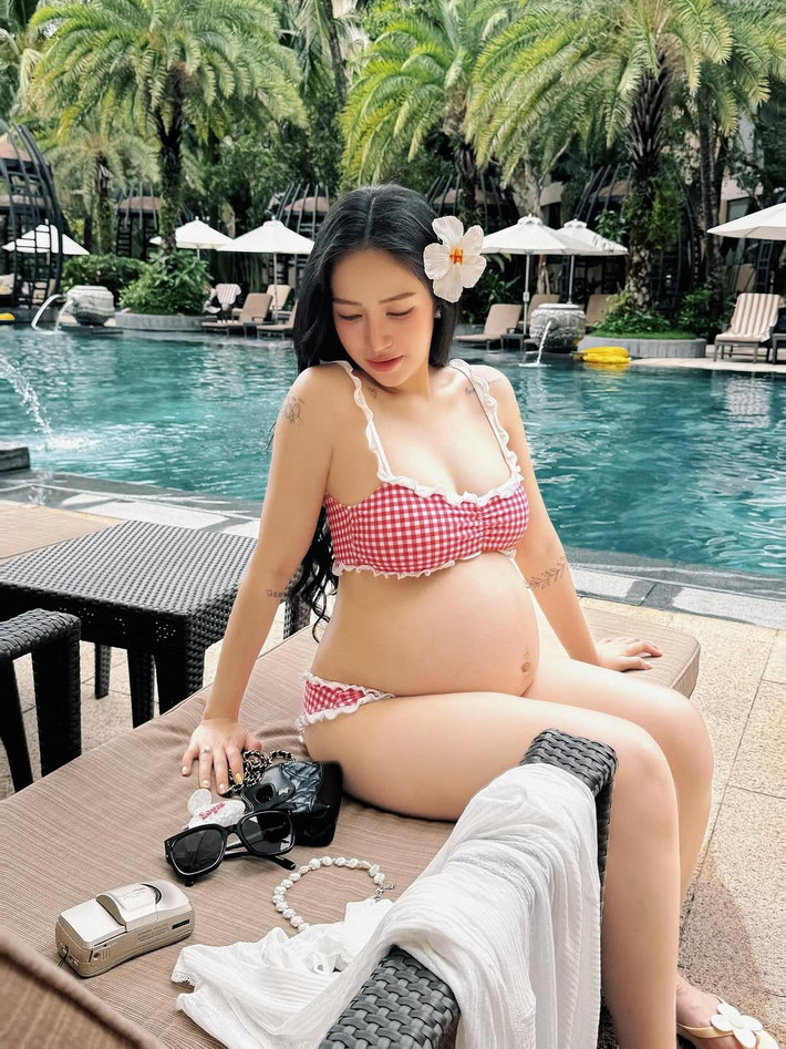 Joyce Phạm, tên thật là Phạm Trần Nguyễn Minh Anh, là con gái đầu lòng của đại gia Minh Nhựa (Phạm Văn Mười). Cô nổi tiếng với cuộc sống sang chảnh và hạnh phúc bên chồng là Tâm Nguyễn, cùng ba người con. Hiện đang mang thai lần thứ 4 ở tháng cuối, thế nhưng Joyce Phạm vẫn toát lên sự rạng ngời trong những bộ ảnh đời thường.