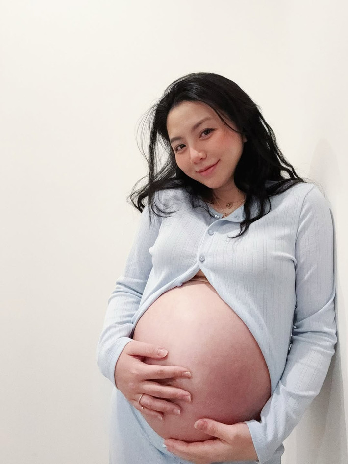 Sau hơn một năm kết hôn, cháu gái cố nhà giáo Văn Như Cương - cô nàng Đặng Tiểu Tô Sa đang chuẩn bị đón thêm thành viên mới cho tổ ấm. Suốt thời gian mang thai, cô nàng thường xuyên cập nhật những hình ảnh mới lên trang cá nhân với tinh thần vui vẻ, tích cực.