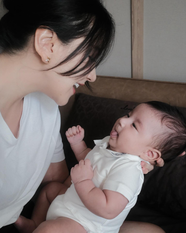 Đi kèm với bức ảnh, Mai Ngọc còn chia sẻ chi tiết về những thói quen đáng yêu của con trai, cho thấy cô đang tận hưởng trọn vẹn vai trò "mẹ bỉm sữa". Nữ MC tiết lộ, cậu bé sắp tròn 4 tháng tuổi, mỗi ngày có thể ăn được gần 1 lít sữa và đặc biệt rất ngoan khi ngủ thẳng giấc từ 7 giờ tối đến 6 giờ sáng hôm sau. (Ảnh: IGNV)
