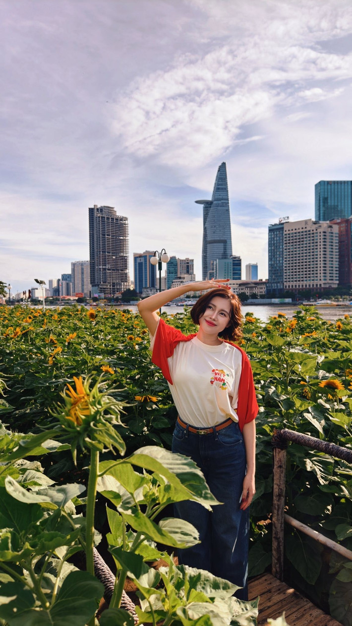 Trong những ngày cận kề Quốc khánh 2/9, với những người trẻ như Việt Phương Thoa, đây cũng là cách lan toả tình yêu đất nước, cũng như nhắc nhở bản thân phải sống xứng đáng với thế hệ đi trước.(Ảnh: FBNV)