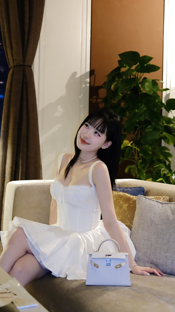 Vân Tiny luôn xuất hiện với hình ảnh tích cực, tự tin và tràn đầy năng lượng, trở thành hình mẫu được nhiều bạn trẻ ngưỡng mộ.