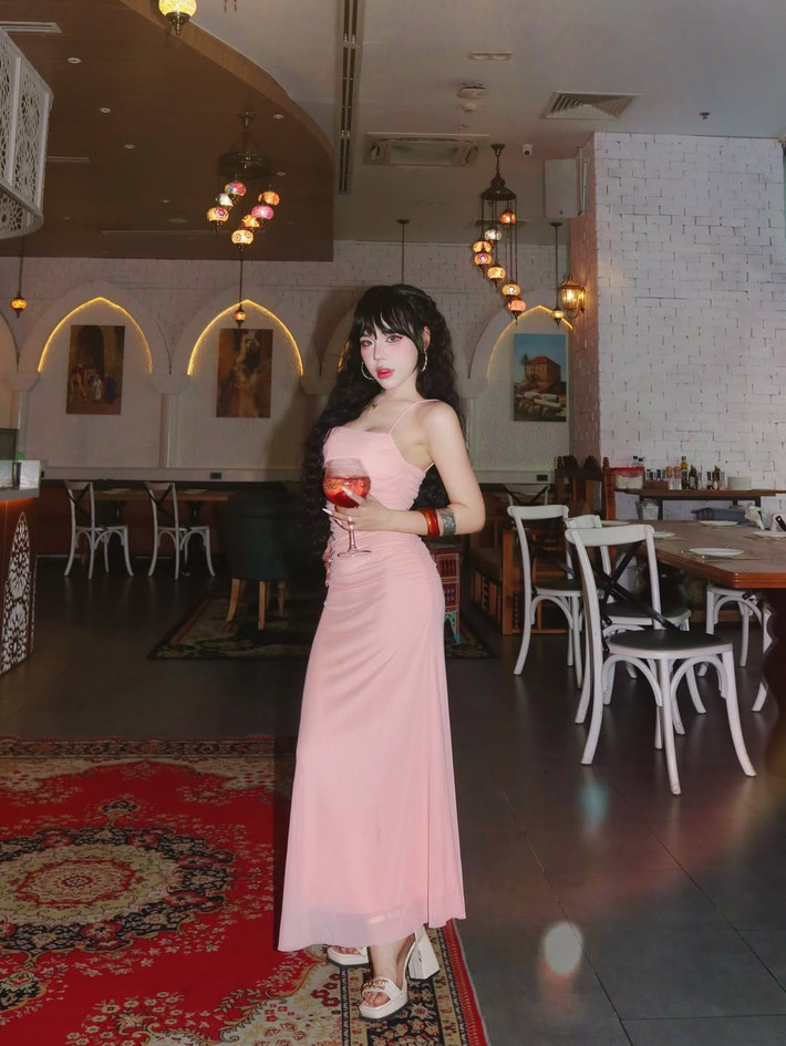 Những chi tiết nhỏ như chiếc vòng tay lấp lánh hay đôi sandal nữ tính càng làm tăng thêm vẻ duyên dáng cho cô nàng. (Ảnh: FBNV)