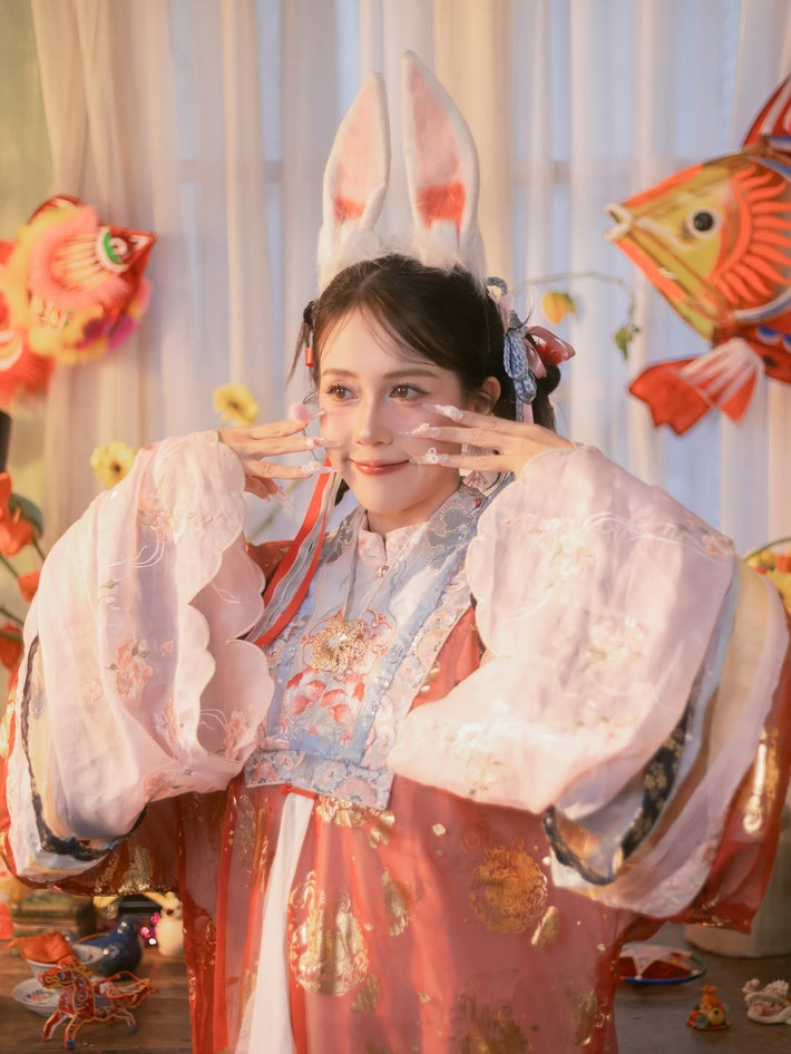 Sự năng động, linh hoạt giúp cô thể hiện các dáng đứng và hành động một cách tự nhiên, tràn đầy sức sống. (Ảnh: FBNV)