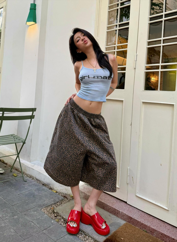 Từ kính râm oversized, mũ lưỡi trai đến những chiếc túi xách độc đáo, tất cả đều góp phần tạo nên dấu ấn riêng biệt cho mỗi bộ trang phục. (Ảnh: IGNV)
