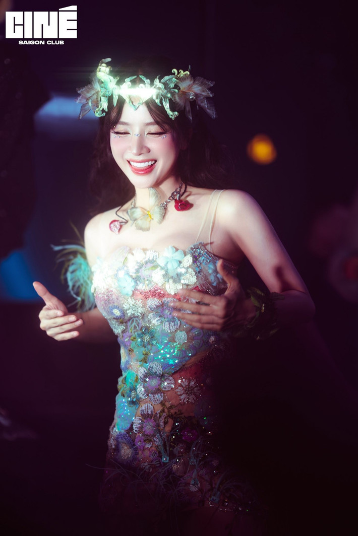 Cô không ngừng làm mới bản thân, luôn mang đến những màn trình diễn bùng nổ cùng với visual ấn tượng, góp phần định hình một phong cách riêng biệt trong làng DJ Việt.