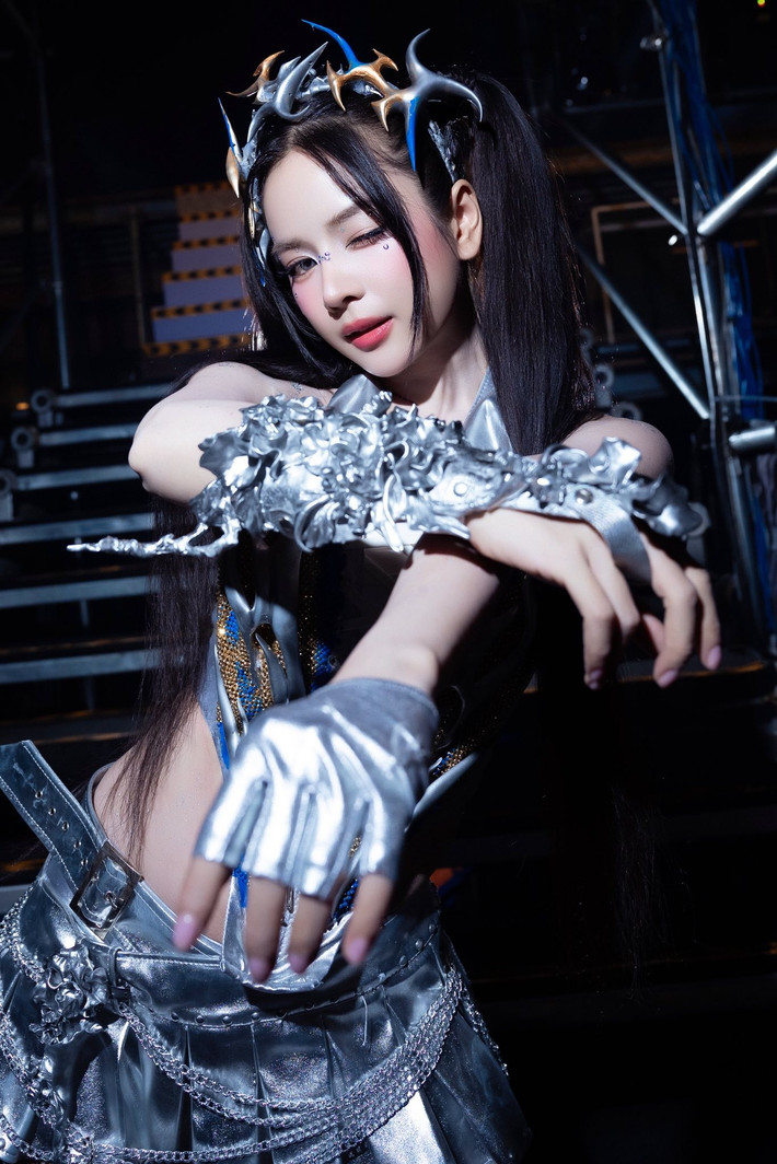 DJ Mie xuất hiện như một "nữ chiến binh" thực thụ của thế giới âm nhạc. Cô khoác lên mình bộ trang phục được thiết kế tinh xảo với các chi tiết màu bạc và xanh dương lấp lánh, gợi liên tưởng đến áo giáp của những nhân vật đến từ tương lai.