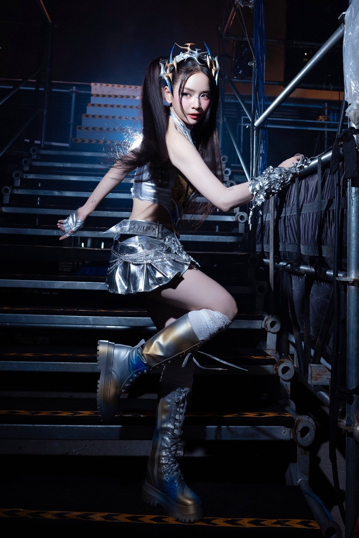DJ Mie, tên thật là Trương Tiểu My, là một trong những nữ DJ nổi bật và được yêu thích nhất tại Việt Nam hiện nay. Không chỉ gây ấn tượng bởi tài năng chơi nhạc, cô còn thu hút khán giả bằng phong cách thời trang độc đáo, đầy cá tính.