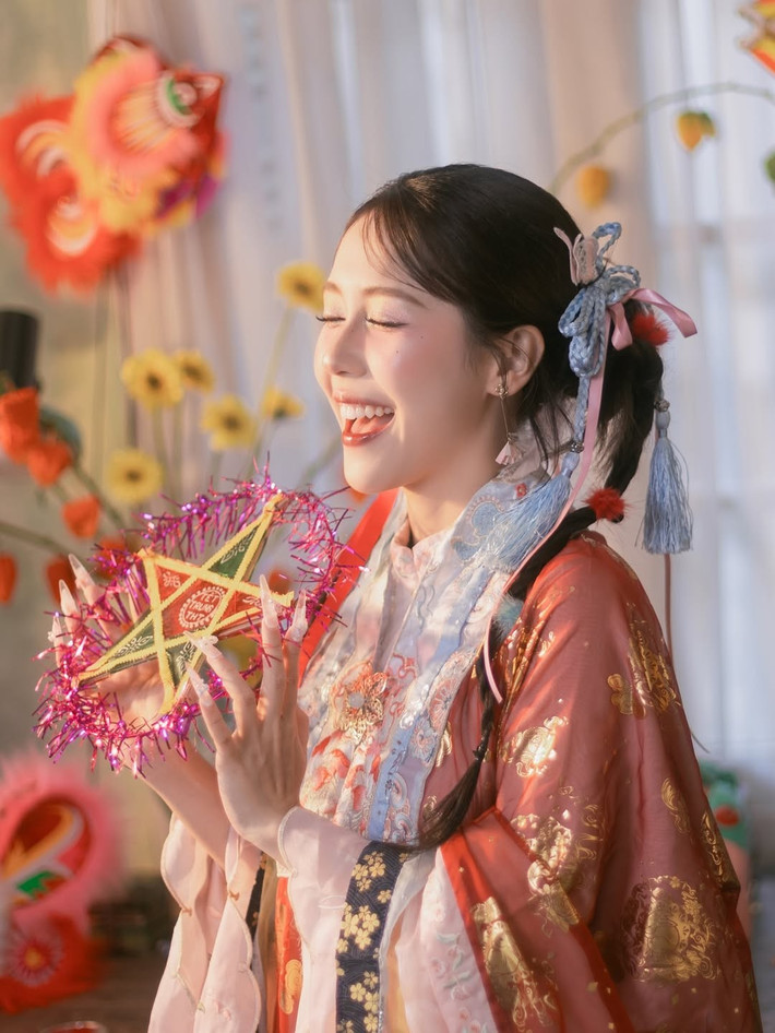 Tuy nhiên, dù khoác lên mình trang phục quý phái, chất nhí nhảnh làm nên thương hiệu của Hậu Hoàng vẫn được thể hiện rõ ràng qua thần thái và cách cô nàng tạo dáng. (Ảnh: FBNV)