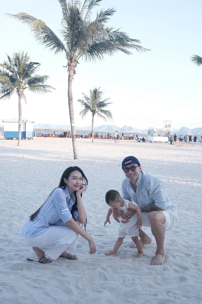 Dù vậy, Văn Hậu vẫn luôn nỗ lực tập luyện và phục hồi. Anh từng có thời gian ngắn thi đấu tại châu Âu trong màu áo SC Heerenveen, trước khi trở lại Việt Nam khoác áo Công An Hà Nội.