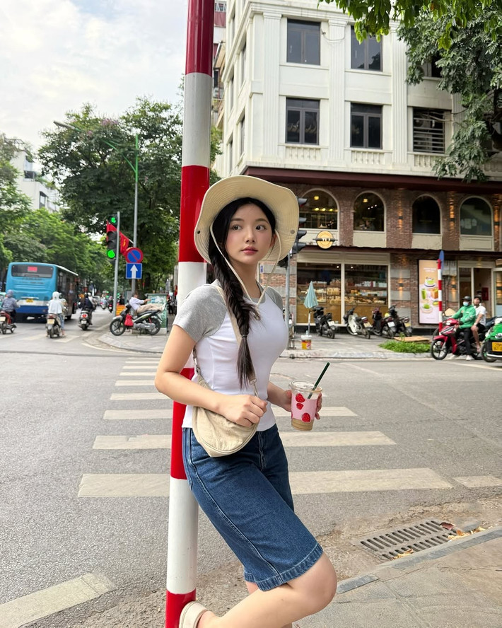 Cô đơn giản là chính mình – một cô gái trẻ trung, dễ mến, bước ra từ buổi sáng thường nhật nào đó mà ai cũng muốn bắt gặp ngoài đời.