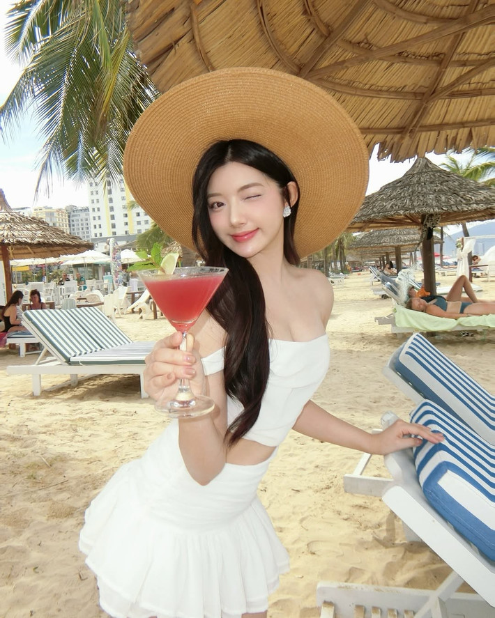 Phong cách thời trang của nàng hot girl cũng là gợi ý dành cho những cô nàng ngại hở khi đi biển, thì thay vì những thiết kế bikini nóng bỏng, đây cũng là lựa chọn đầy cuốn hút.