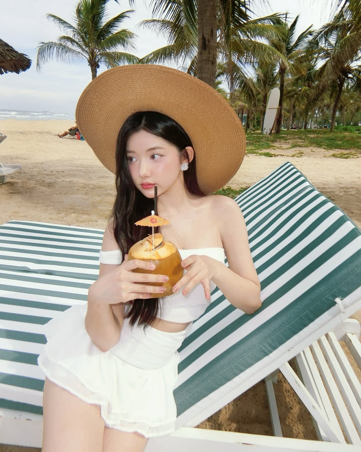 Quỳnh Trương tựa như cô công chúa nhỏ mang vẻ đẹp thanh thuần, dịu dàng.