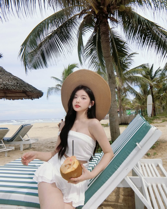 Kể cả trong những tấm hình đi biển, Quỳnh Trương cũng lựa chọn các thiết kế gợi cảm vừa phải: set đồ trắng với chiếc áo quây khéo léo khoe xương quai xanh, kết hợp với chân váy trắng nhẹ nhàng.