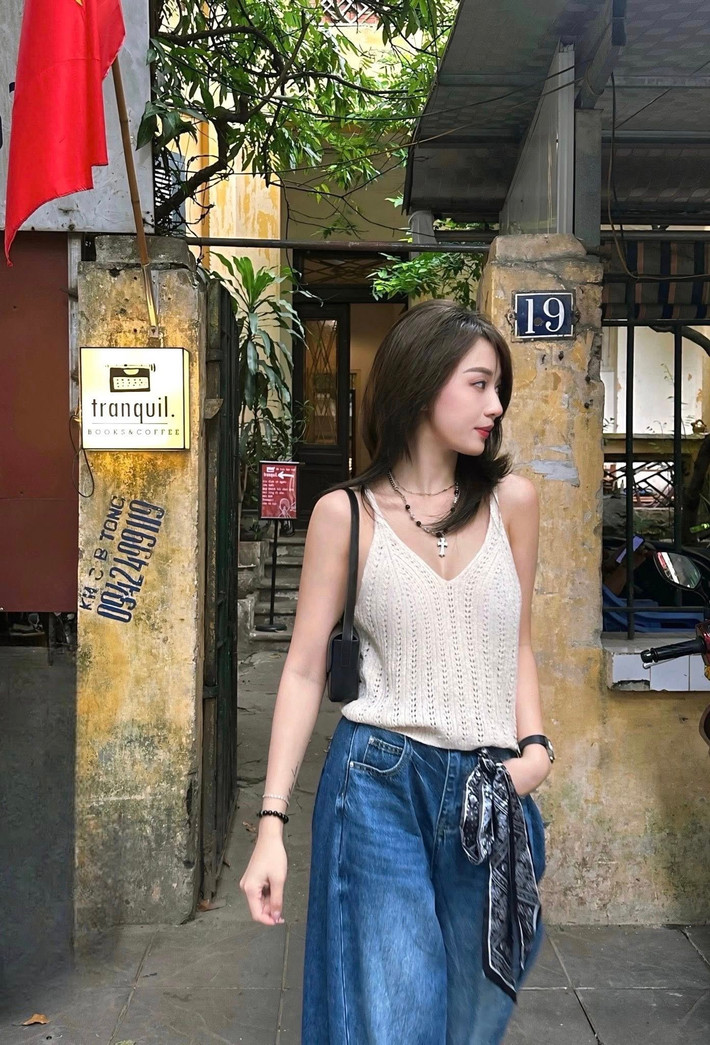 Chiếc áo dệt kim mềm mại, khoe xương quai xanh quyến rũ, trong khi chiếc quần jeans rộng rãi mang lại cảm giác thoải mái và phóng khoáng. (Ảnh: Facebook Hà Kim)