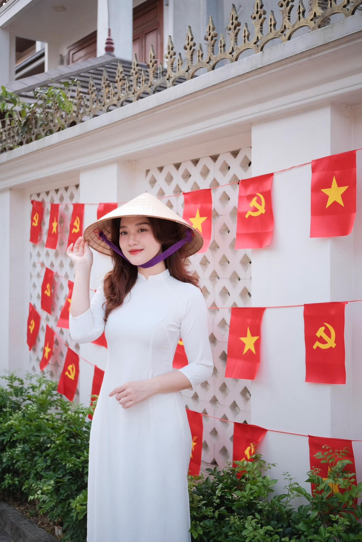 Gương mặt mới nổi trên mạng xã hội với biệt danh “nàng thơ xứ Nghệ”, Đậu Vĩnh Phương Uyên gây thương nhớ bởi nhan sắc ngọt ngào, thanh thuần cùng thần thái nhẹ nhàng chẳng kém sao Hàn.